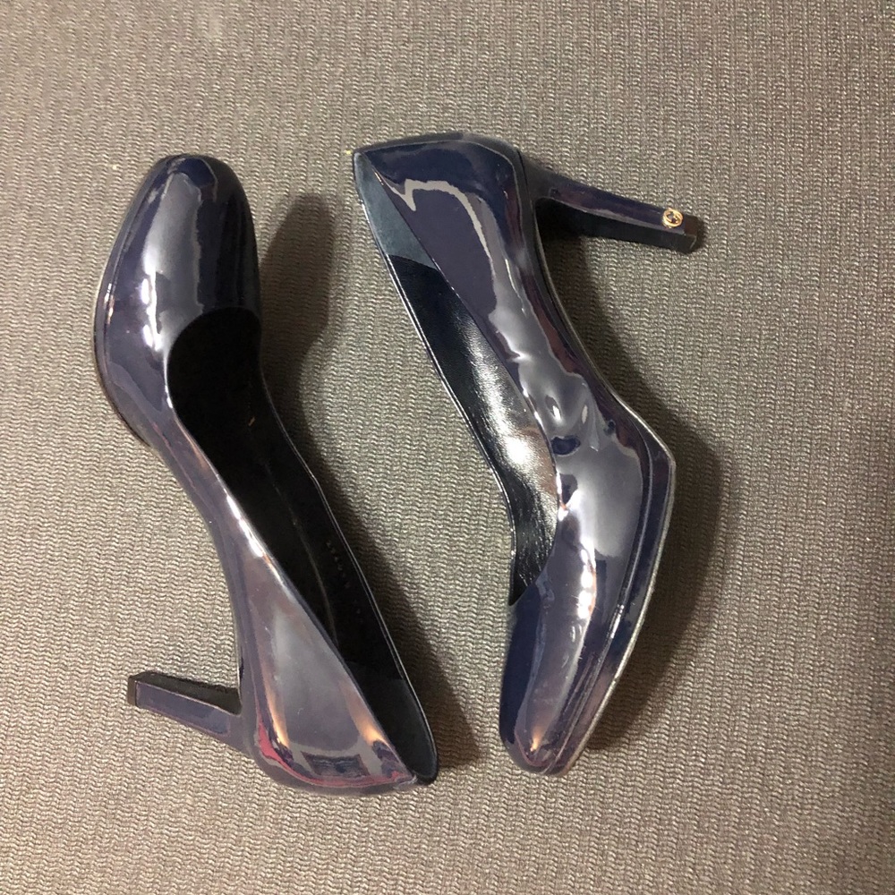 Gorgeous, NWOT Gucci Navy Pumps